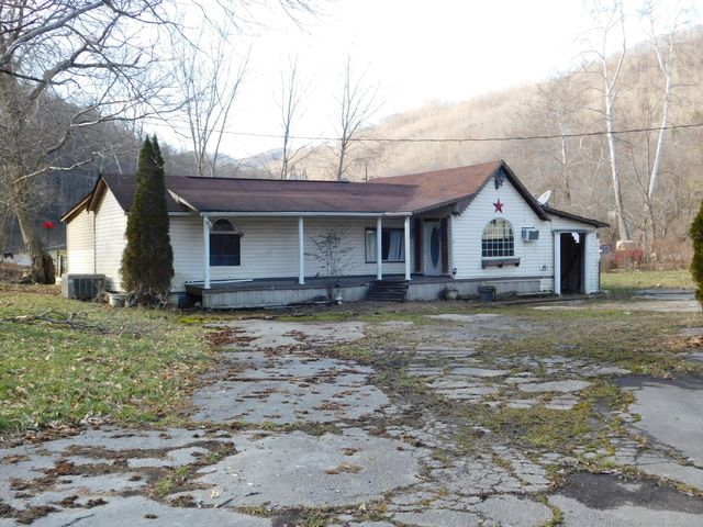 67 Pounding Mill Rd, Evarts, KY 40828