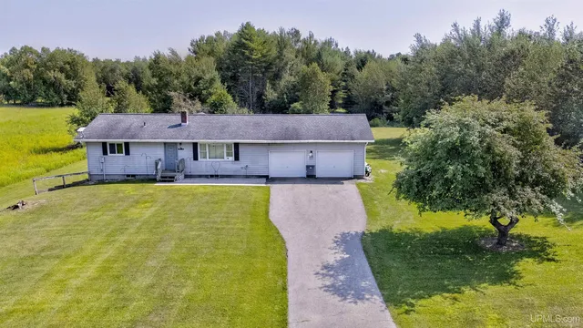 8071W Freeman Rd, Manistique, MI 49854