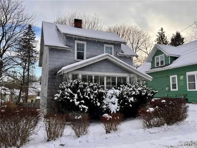 141 Charmouth Dr, Syracuse, NY 13207