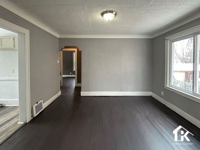 6885 Mettetal St, Detroit, MI 48228