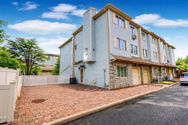 19 Candon Ct, Staten Island, NY 10309