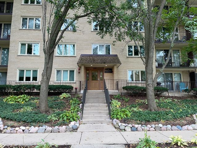 225 E  Wing St #302, Arlington Heights, IL 60004