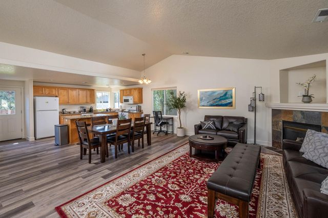 20663 Couples Ln, Bend, OR 97702