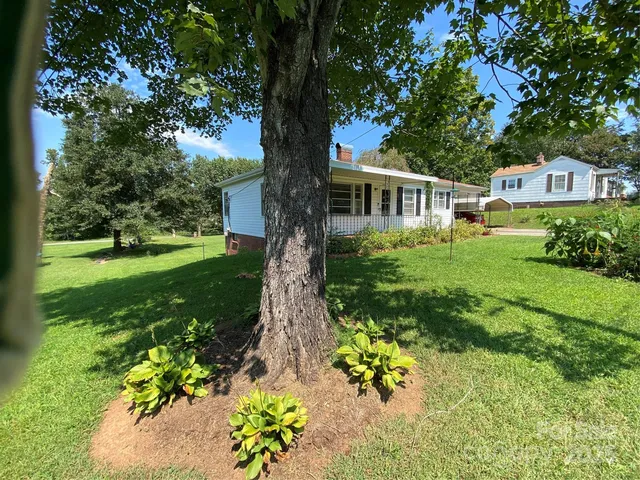 2842 1st Ave NW, Hickory, NC 28601