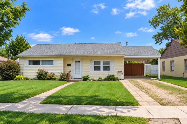 1110 Douglas Dr, Sterling, IL 61081