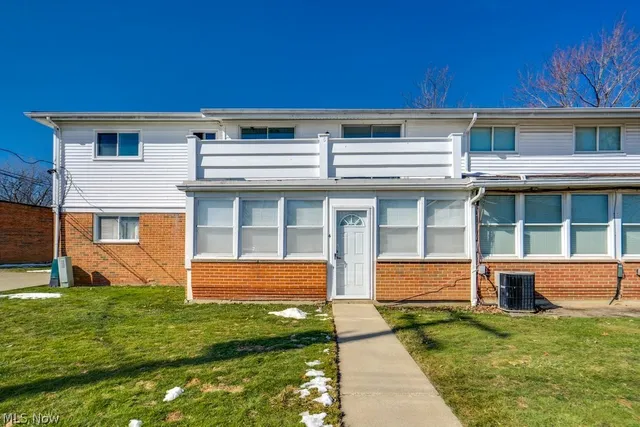 25600 Country Club Blvd #4, North Olmsted, OH 44070