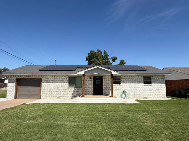 1114 Villa Dr, Watonga, OK 73772