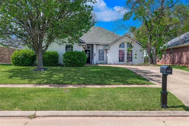 5902 Pampus Ln, Bossier City, LA 71112