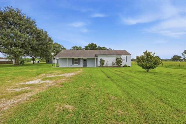 17261 County Line Rd, Winnie, TX 77665