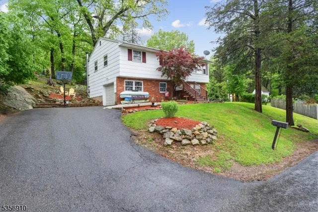 8 Hillside Terrace, Andover, NJ 07821