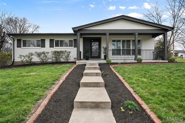 500 Beaucaire Dr, Saint Louis, MO 63122