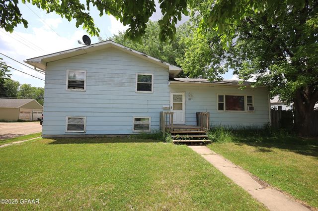 1115 N  20th St, Grand Forks, ND 58203