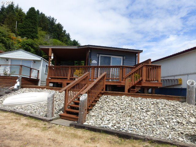 140 Riggs Hill Ln, Winchester Bay, OR 97467