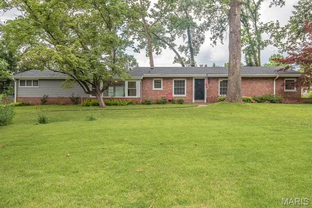 10074 Briarwood Dr, Saint Louis, MO 63124