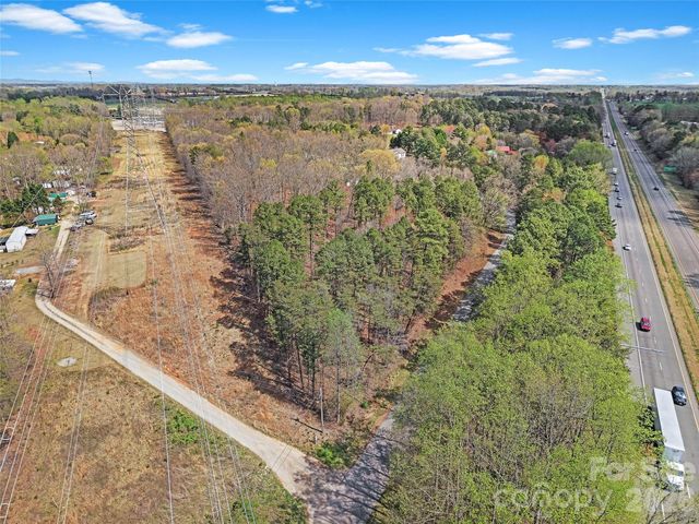 Larue Cir, Statesville, NC 28625
