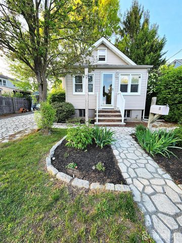11 Melbourne St, Edison, NJ 08817