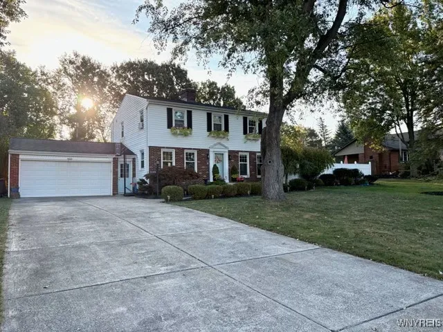 5085 Glenwood Dr, Williamsville, NY 14221