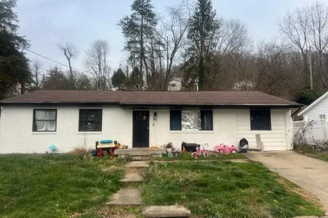 1986 Longmeadow Dr, Charleston, WV 25320