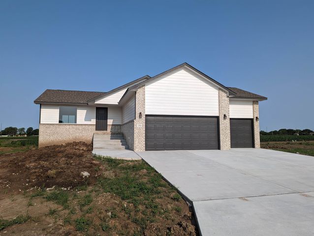 240 Summer Ct, Newton, KS 67114