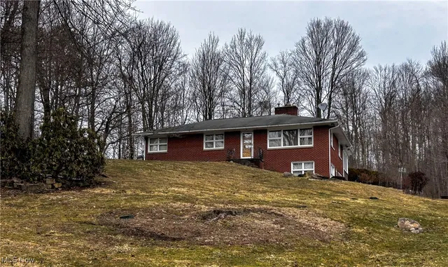 872 Yankee Run Rd, Masury, OH 44438