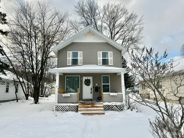 121 Wilson Ave, Kingsford, MI 49802