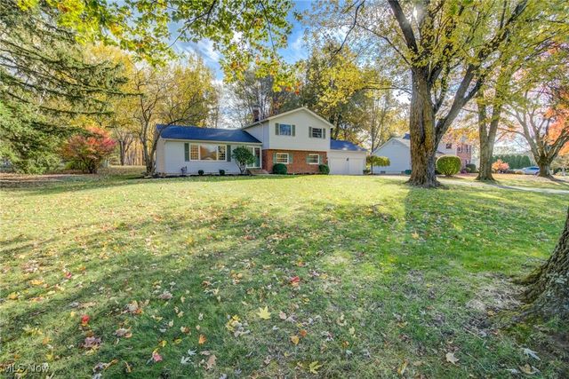 92 Maple Hill Dr, Chagrin Falls, OH 44022