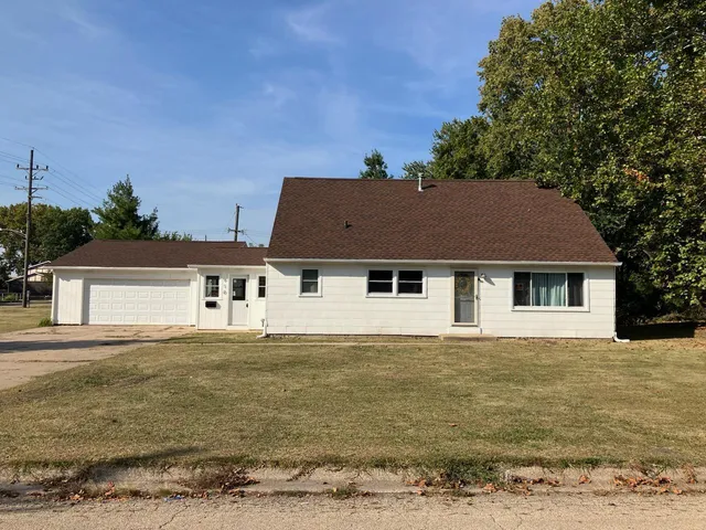 910 W  19th St, Sterling, IL 61081