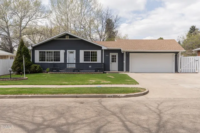 908 Midway Dr, Bismarck, ND 58501