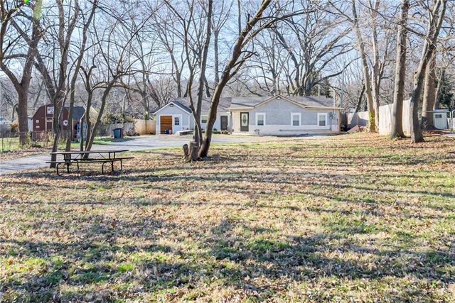 1111 W  27th St S, Independence, MO 64052