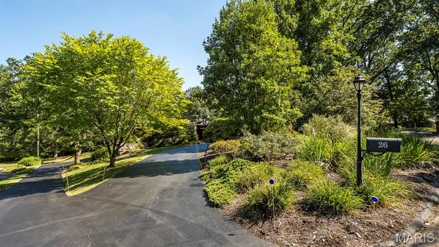 26 Creekwood Ln, Saint Louis, MO 63124