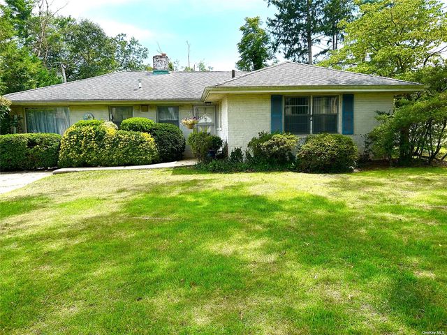 207 Parkside Drive, Roslyn Heights, NY 11577