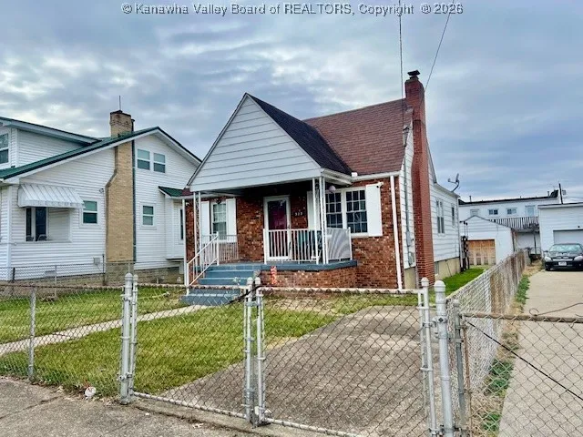 329 18th St, Dunbar, WV 25064