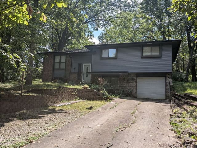 1901 N  South Trails Ter, Columbia, MO 65202