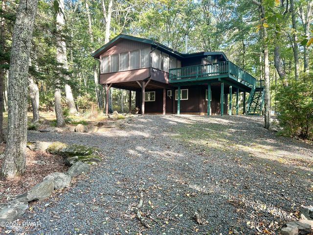 123 Saddlebrook Ln, Lords Valley, PA 18428