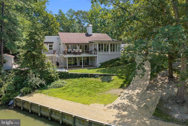 30 Golf Ln, Weems, VA 22576
