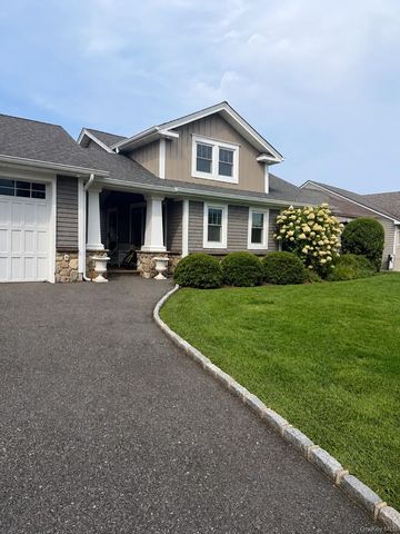 902 Manor Ln, Bay Shore, NY 11706