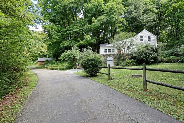 37 Peaceable St, Ridgefield, CT 06877