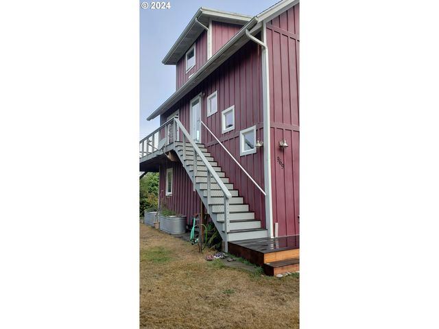 969 NW Park View St, Seal Rock, OR 97376