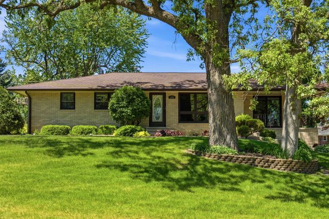 1225 3rd St SW, Dyersville, IA 52040