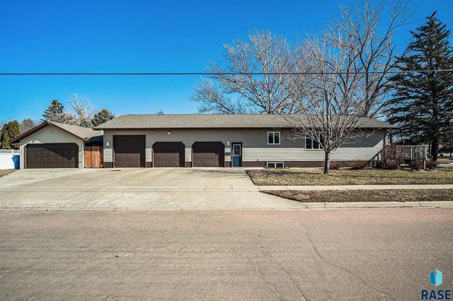 1020 NW 4th St, Madison, SD 57042