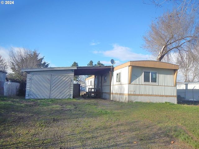 2703 Empire Dr, La Grande, OR 97850