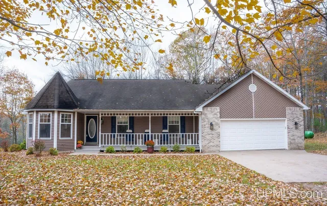 W8078 Collins Rd, Iron Mountain, MI 49801