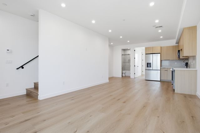 16104 Leadwell St, Van Nuys, CA 91406