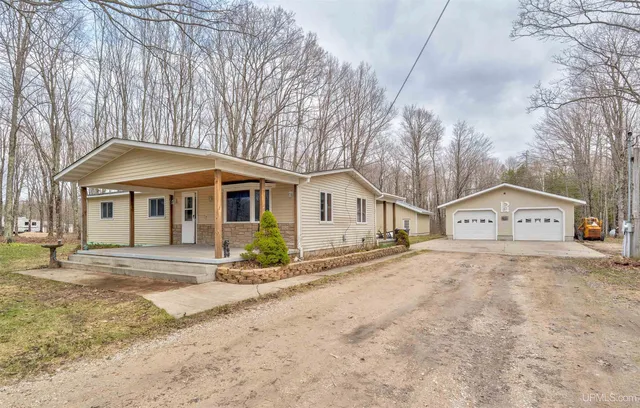 1683 W  Quarry Rd, Gulliver, MI 49840