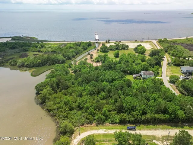 Lake Dr N #28, Bay Saint Louis, MS 39520
