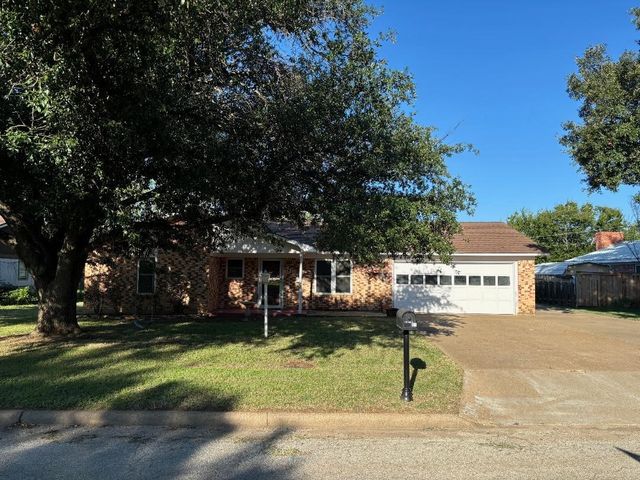 711 Mistletoe St, Breckenridge, TX 76424