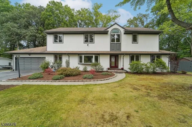 11 Nemic Ln, Whippany, NJ 07981