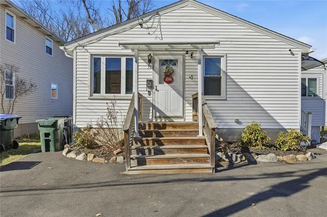 15 Gage St, Providence, RI 02909