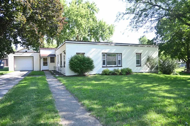 514 1st St, Lake View, IA 51450