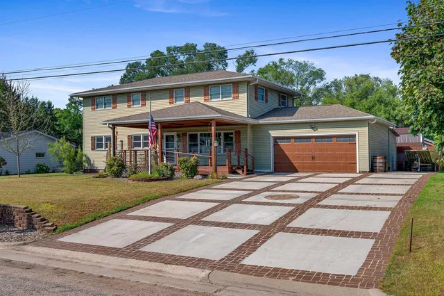 823 Breezy Point ROAD, La Crosse, WI 54603